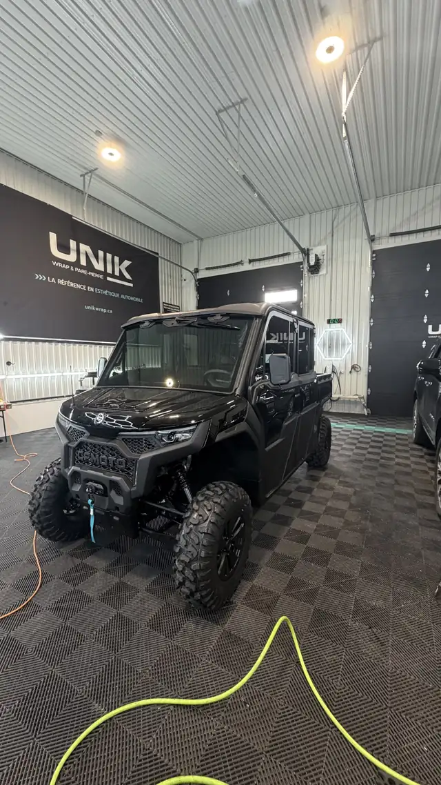 Véhicule côte à côte CFMOTO noir dans l’atelier UNIK