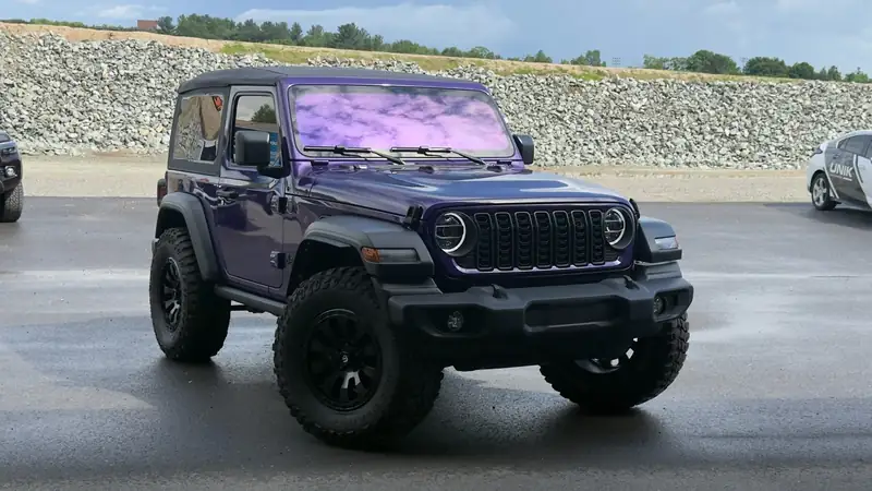 Jeep Wrangler violet aux jantes noires, réalisation UNIK
