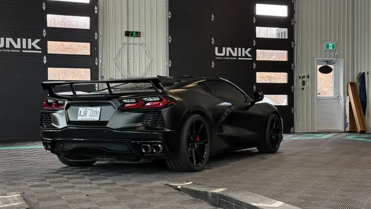 Chevrolet Corvette au fini noir satiné dans l’atelier UNIK
