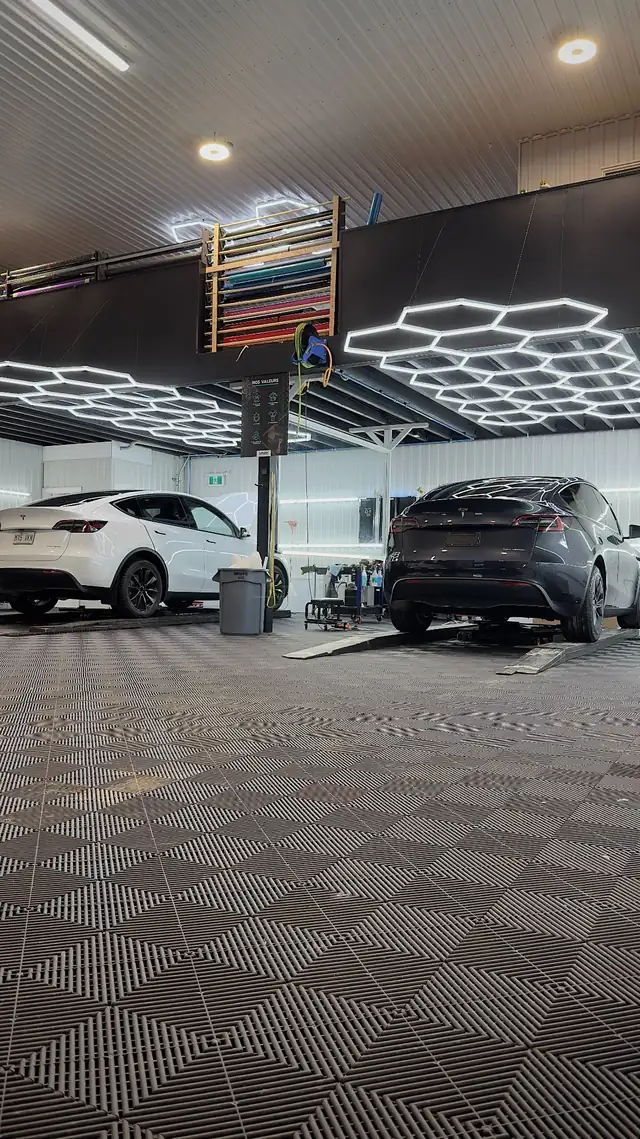 Deux Tesla Model Y dans l’atelier d’esthétique automobile UNIK
